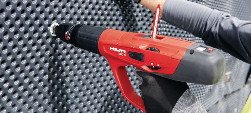 Herramienta de fijación directa con pólvora DX 5-F8 Herramienta de fijación directa con pólvora completamente automática con activación digital de gran productividad y versatilidad para el uso con clavos individuales Aplicaciones 1