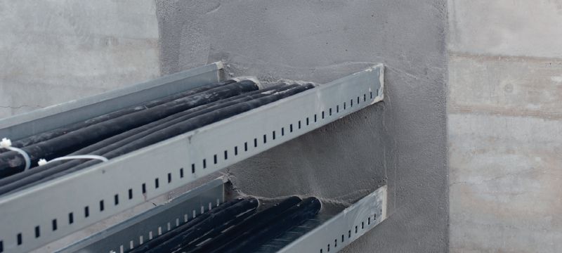 Mortero de protección CFS-M RG Mortero de protección que evita la propagación del fuego y los humos por aberturas de gran tamaño con atravesamientos de cables, tuberías o mixtos Aplicaciones 1