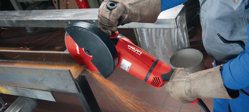 Amoladora angular AG 230-24D Amoladora angular de 2400 W con interruptor de emergencia de tipo dead man, empuñadura giratoria y escobillas de carbono de larga duración para discos de hasta 230 mm Aplicaciones 1
