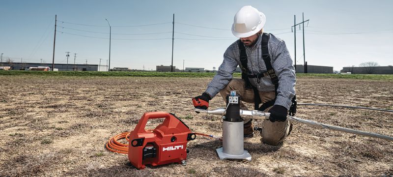 Bomba hidráulica a batería NUN 10K-22 Bomba hidráulica a batería de 10 000 PSI (700 bar) para corte/prensado con carga pesada y corte remoto de cables subterráneos y blindados (pack de baterías Nuron), control remoto incluido Aplicaciones 1