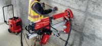 Perforación con corona hueca DD 250-CA Herramienta de perforación diamantada pesada avanzada con unidad de alimentación automática Cut Assist para perforación con corona hueca de diámetros pequeños y grandes de 12 a 500 mm Aplicaciones 3