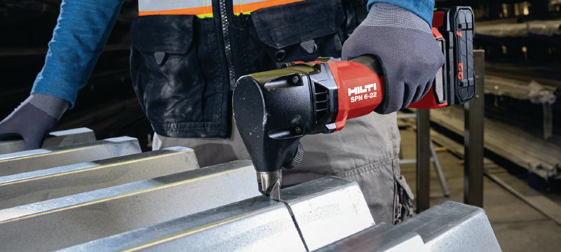 Cizalla a batería SPN 6-22 RN Cizalla a batería de alta capacidad para el corte de perfiles de metal con mayor velocidad y un nivel de deformación mínimo (plataforma de batería Nuron) Aplicaciones 1